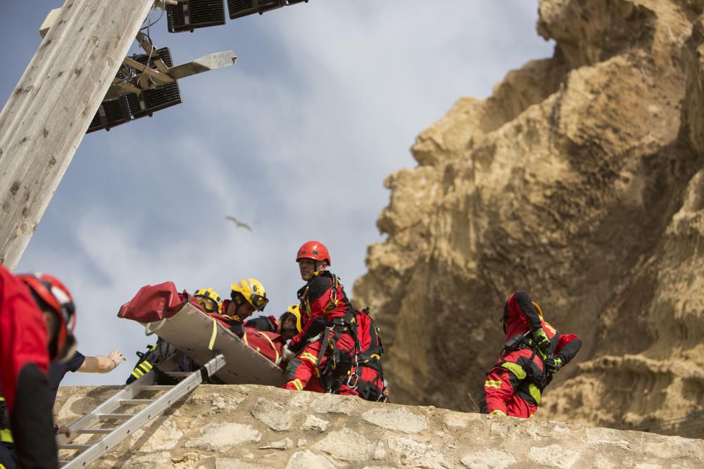 Casi medio centenar de efectivos participan en unas prácticas en la ladera del monte, donde se ha simulado un rescate en altura