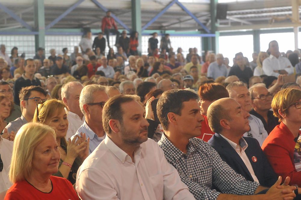 Pedro Sánchez abarrota el polideportivo de Carrús