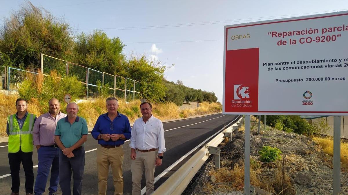 El delegado de Medio Natural y Carreteras de la institución provincial, Francisco Palomares, y otras autoridades en su visita tras la conclusión de la obra.