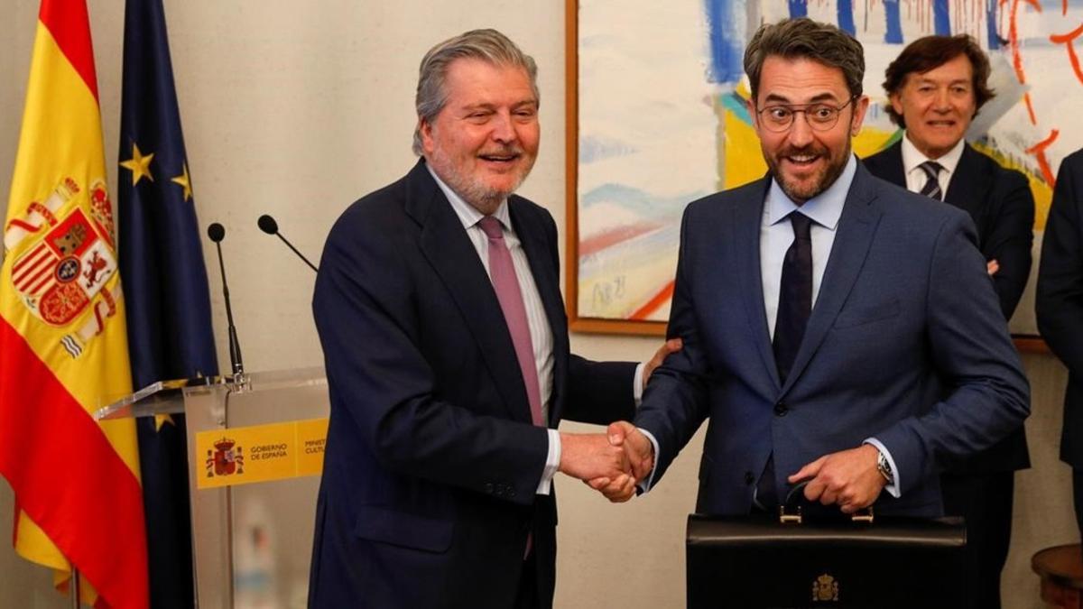 Íñigo Méndez de Vigo (izquierda) junto al nuevo ministro de Cultura y Deporte, Màxim Huerta, en Madrid.