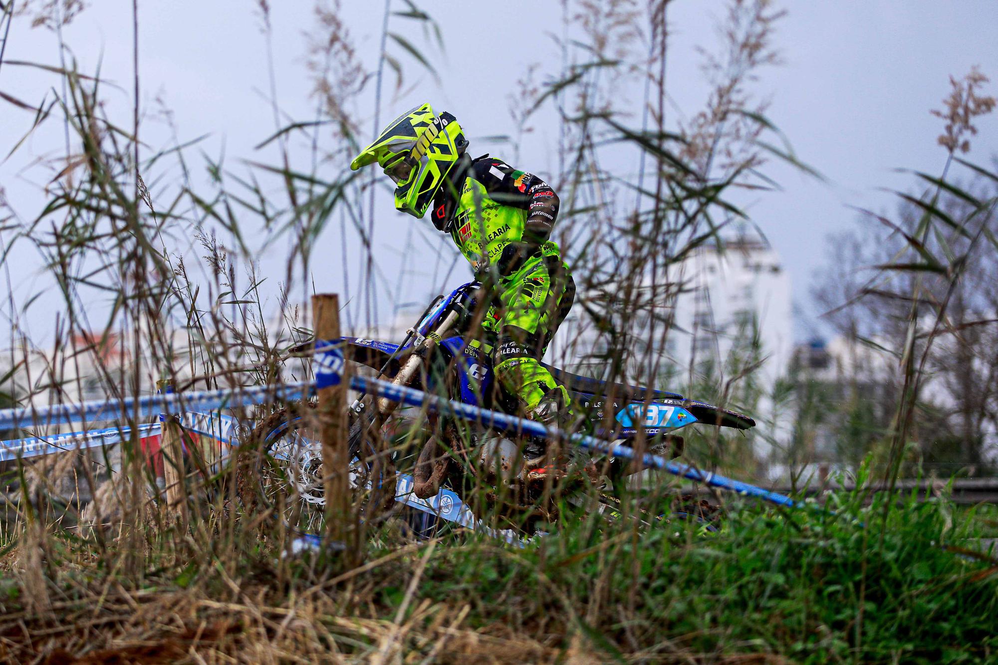 Motocross en Ibiza: el arte de pilotar sobre el barrizal