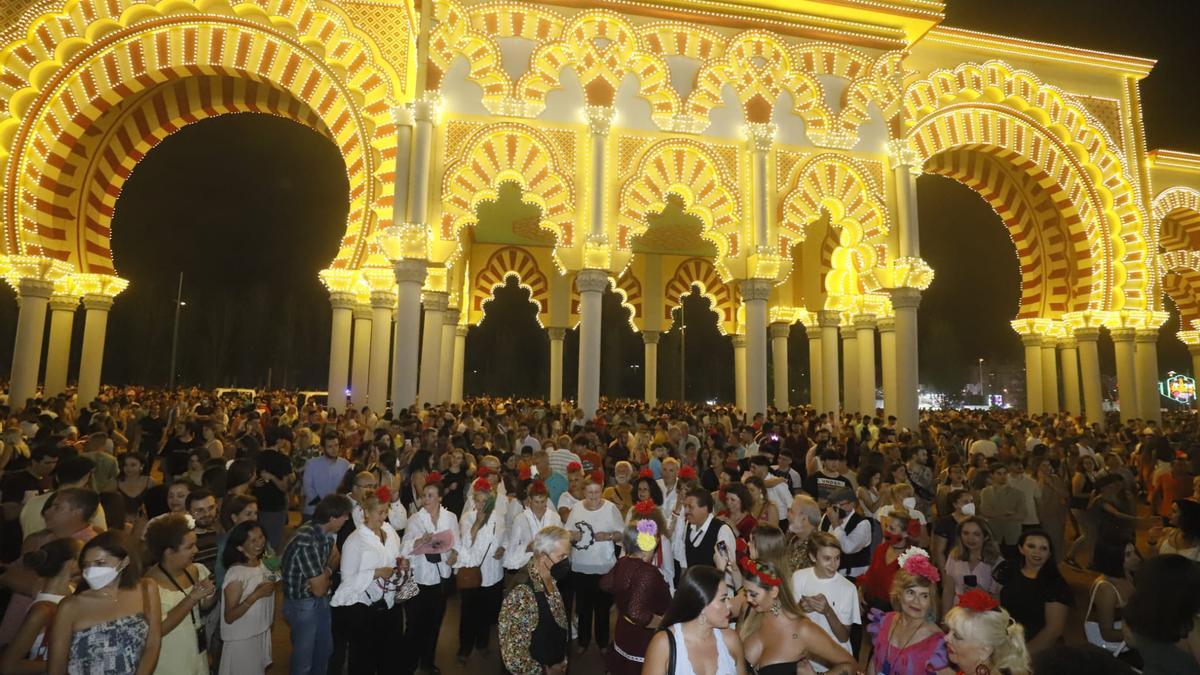 A las 00.00 horas se ha encendido el alumbrado extraordinario inaugurando oficialmente la Feria de Córdoba 2022.