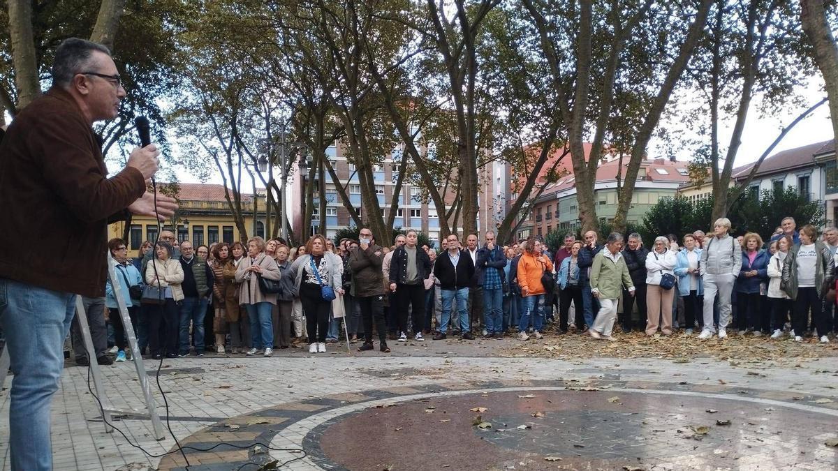 Emilio Silva se dirige a los asistentes a la concentración del pasado mes de octubre.