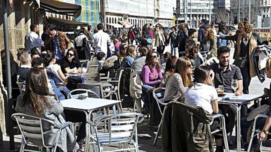 Terrazas de negocios de hostelería, en la Marina.