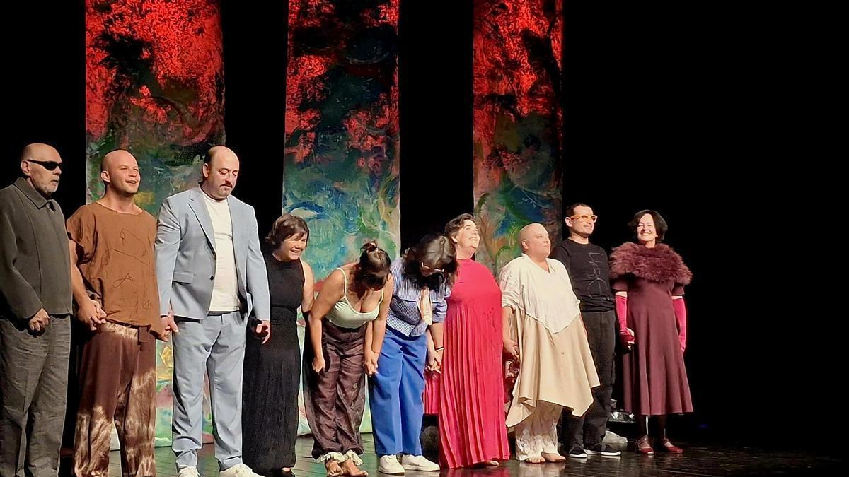 A agrupación de teatro Sestrelo tras finalizar a súa función no FITAG, en Girona.
