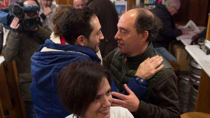 Los clientes de un bar en Santander se felicitan por el premio.