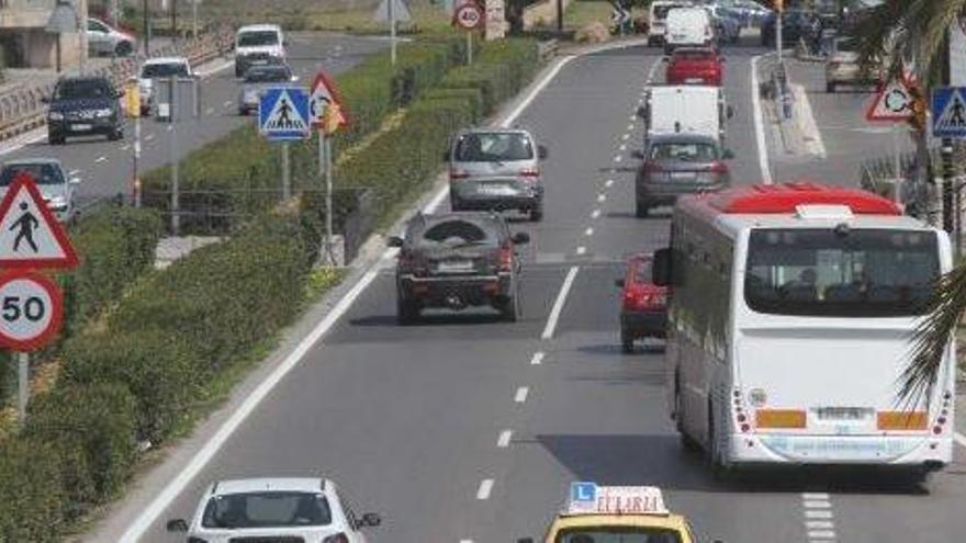 Tráfico de vehículos en el primer cinturón de ronda de Ibiza.