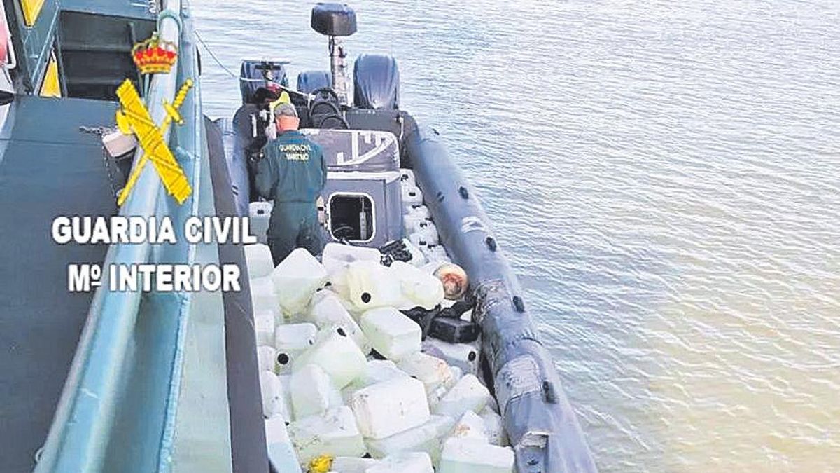 Imagen de la narcolancha interceptada en Lebrija
