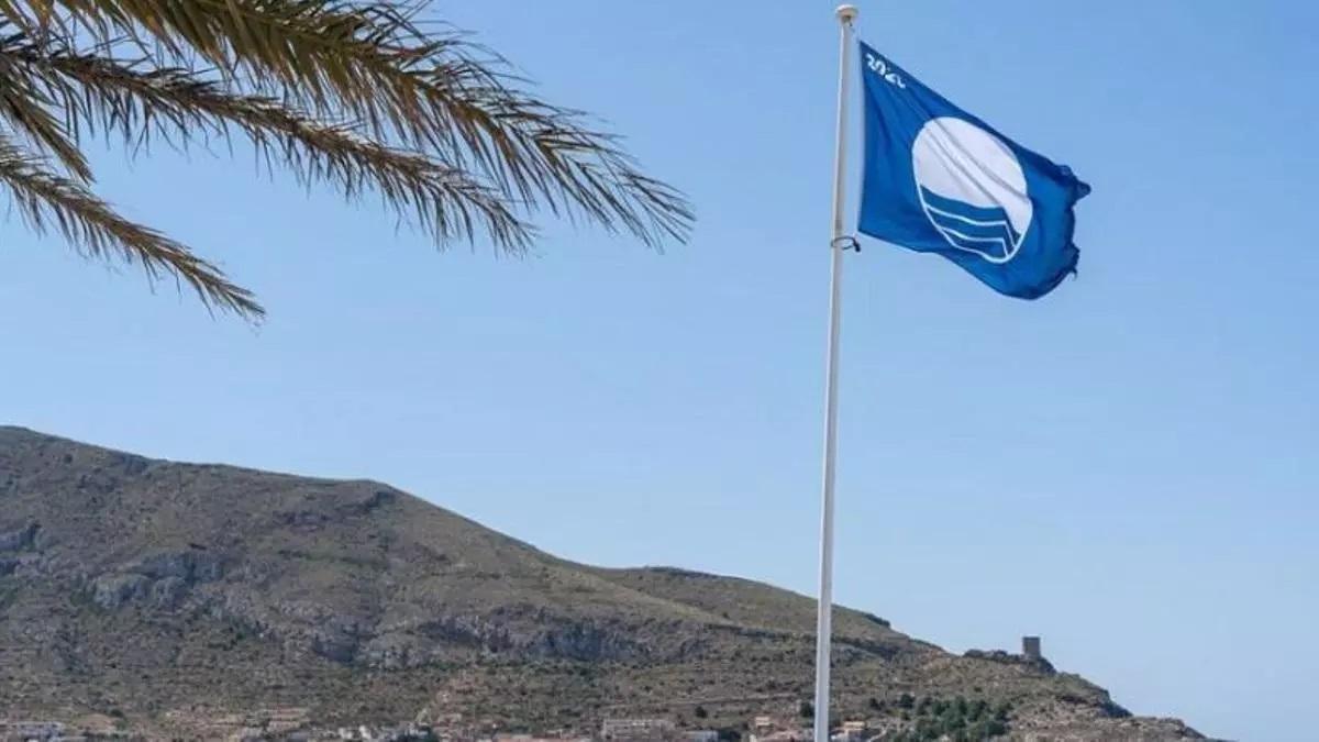 Una bandera azul izada en una playa de Cartagena.