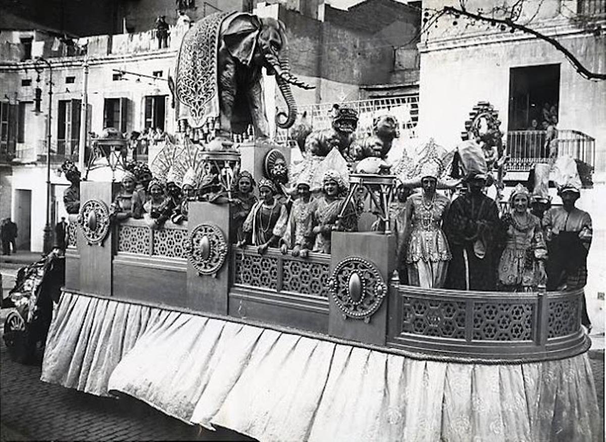 Carroza de carnaval "La caza del rinoceronte" en el Paseo de Gràcia. Foto: Brangulí.