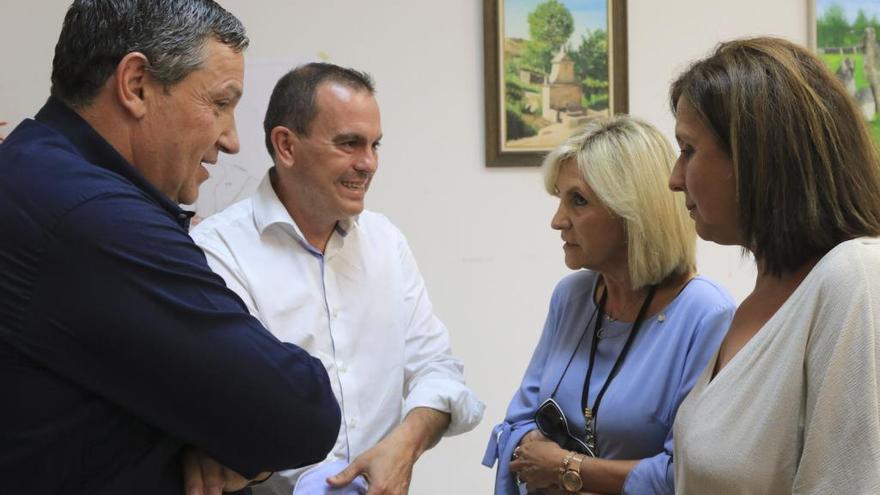 El presidente de la Diputación de Zamora, Francisco José Requejo, junto a la consejera de Sanidad, Verónica Casado, en Alcañices.