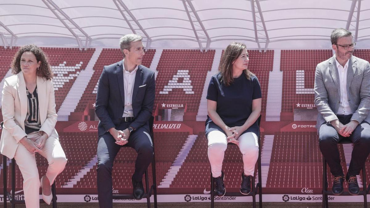 Catalina Cladera, Alfonso Díaz, seo del Real Mallorca, Francina Armengol y el alcalde Hila en el estadio de Son Moix.