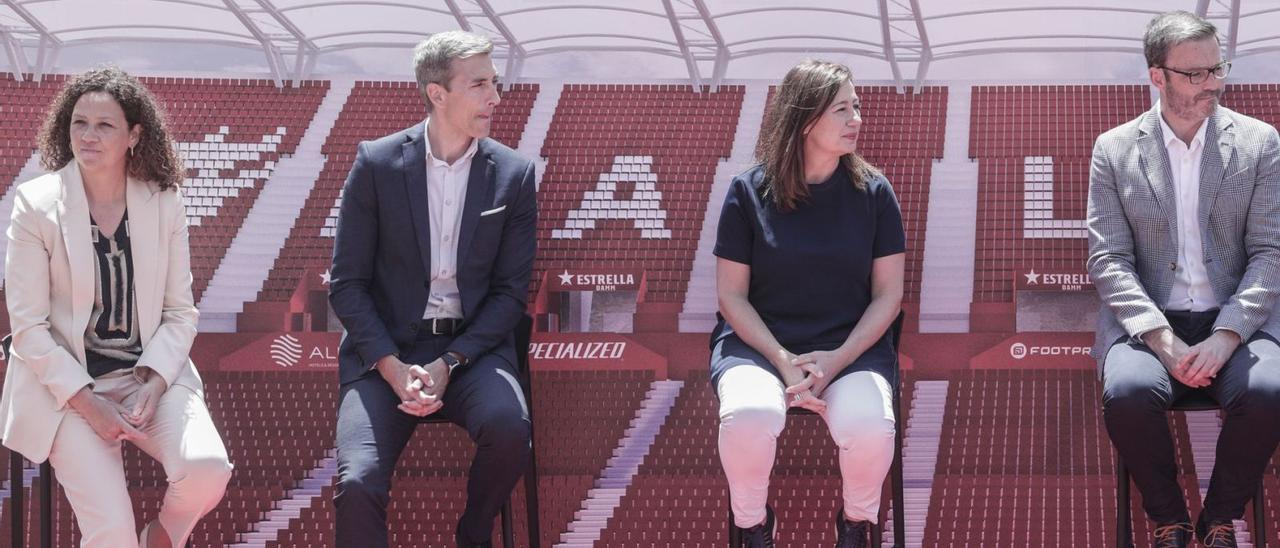 Catalina Cladera, Alfonso Díaz, seo del Real Mallorca, Francina Armengol y el alcalde Hila en el estadio de Son Moix. | MANU MIELNIEZUK