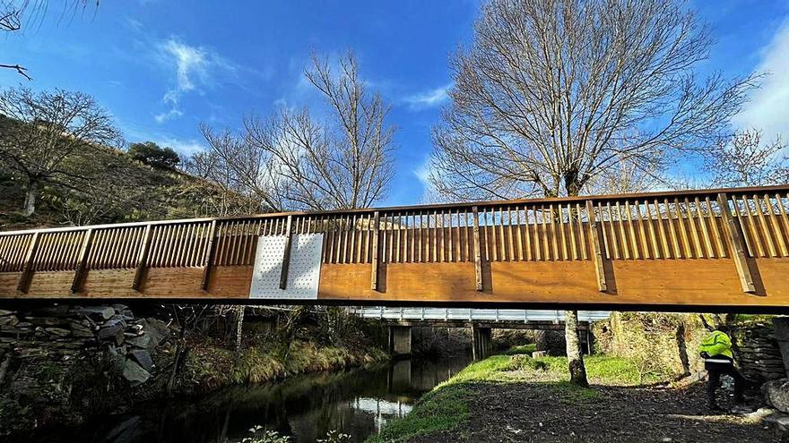 Rihonor estrena una pasarela peatonal sobre el río Fontano