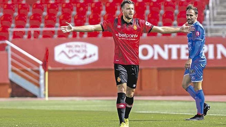 Álex López pide explicaciones al colegiado durante el partido ante el Formentera.