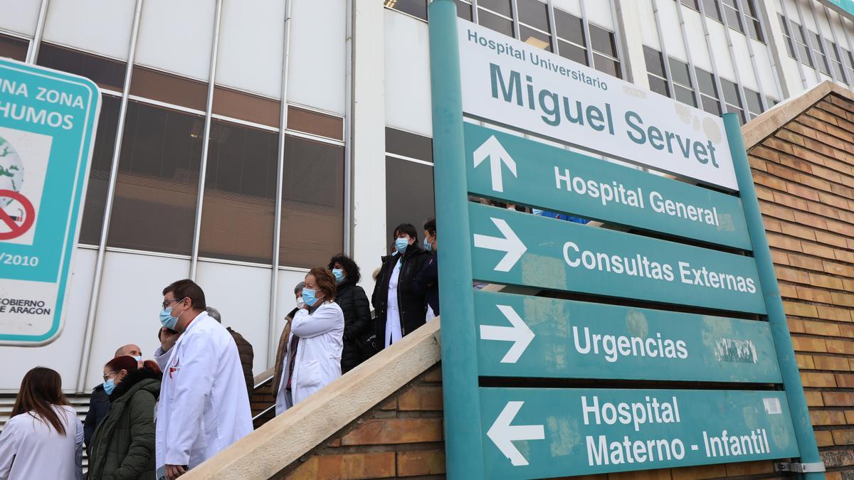 Concentración de sanitarios en el Miguel Servet