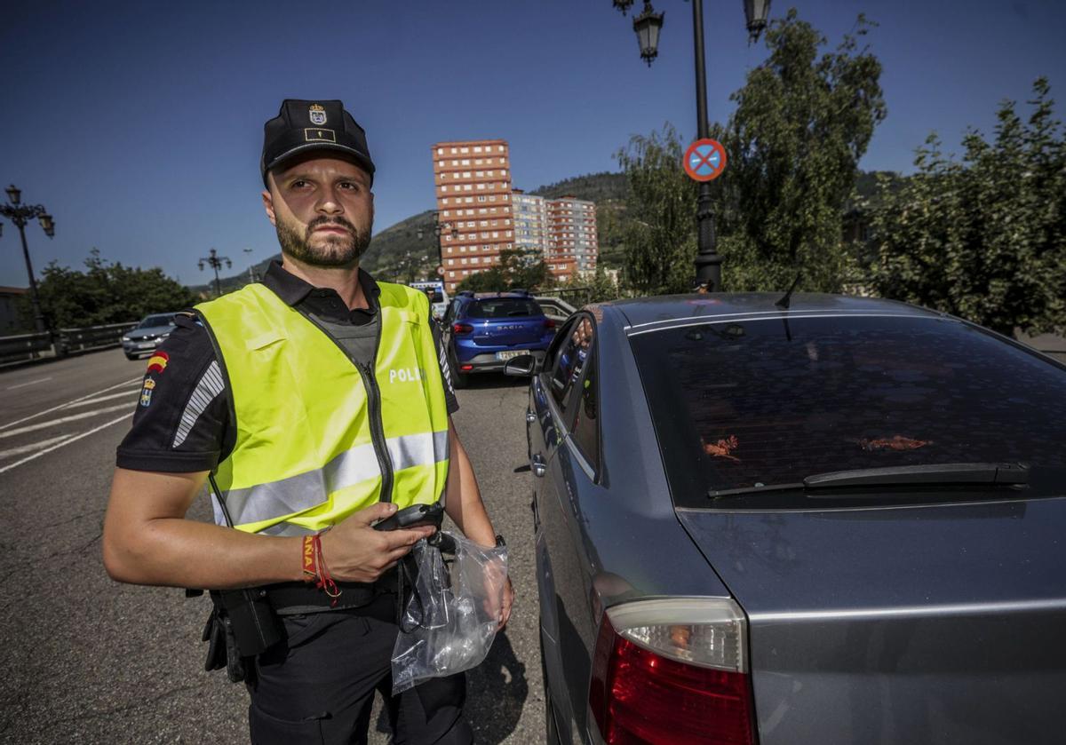 El agente en prácticas David Santamaría, en un control de alcoholemia en la avenida del Cantábrico. | |  IRMA COLLÍN