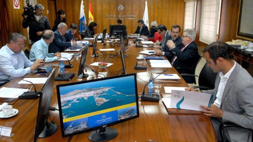 Un momento del consejo de administración celebrado ayer en La Luz. | lp / dlp