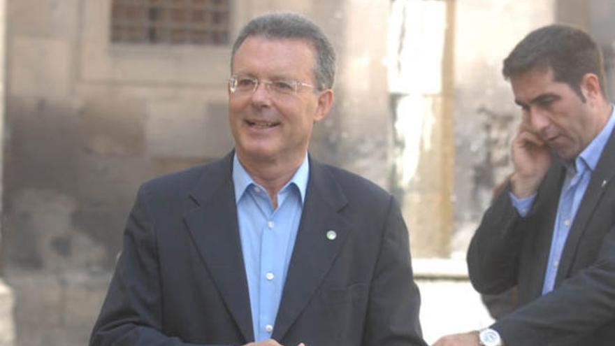 Marino Alduán, en un acto electoral junto a Francis Candil. i J. C. CASTRO