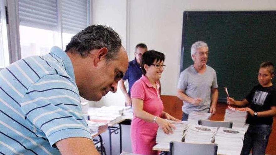 Varios padres ordenan los libros de cara al nuevo curso.