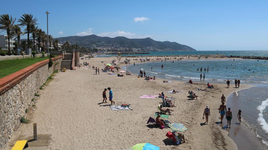 Desallotgen platges de Sitges i Vilanova per la presència d&#039;un tauró i dues tintoreres