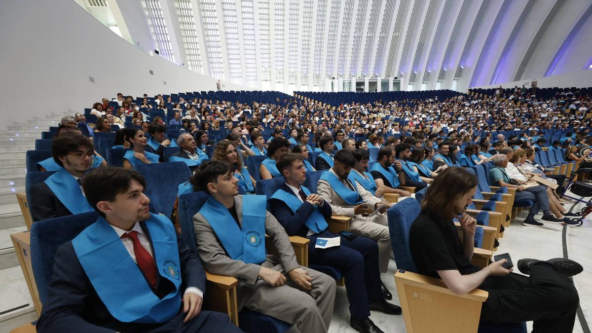 Asistentes a la graduación de la Facultad de Filosofía y Letras en el auditorio del Calatrava.