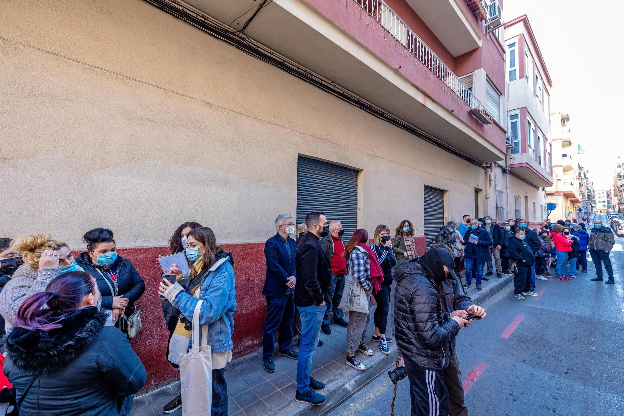 La presión social frenda del desahucio de tres familias en el barrio de Carolinas de Alicante