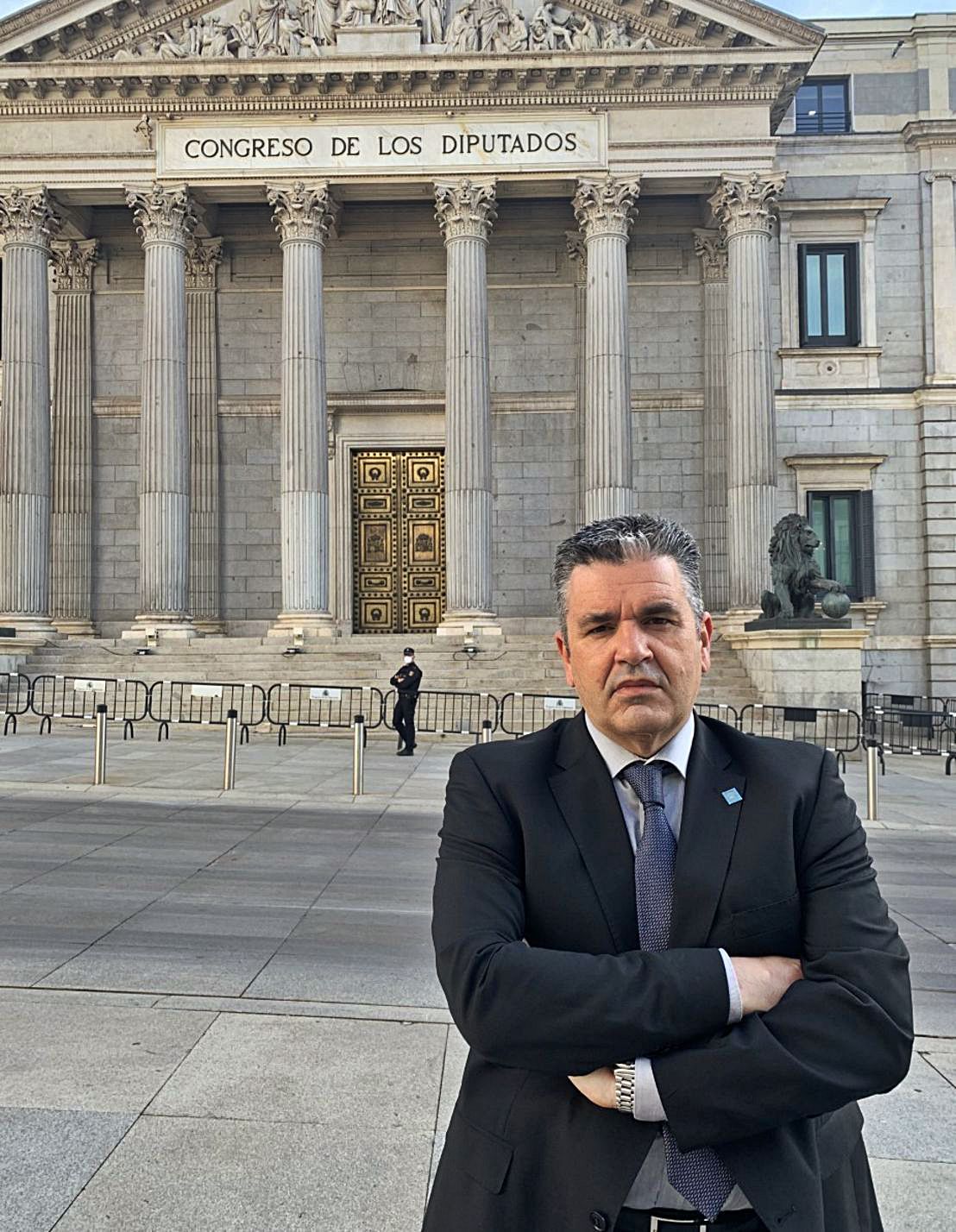 El doctor Tato Vázquez Lima, ante el edificio del Congreso de los Diputados. 