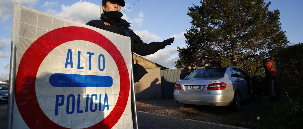 Agentes de la Policía Nacional  durante un control