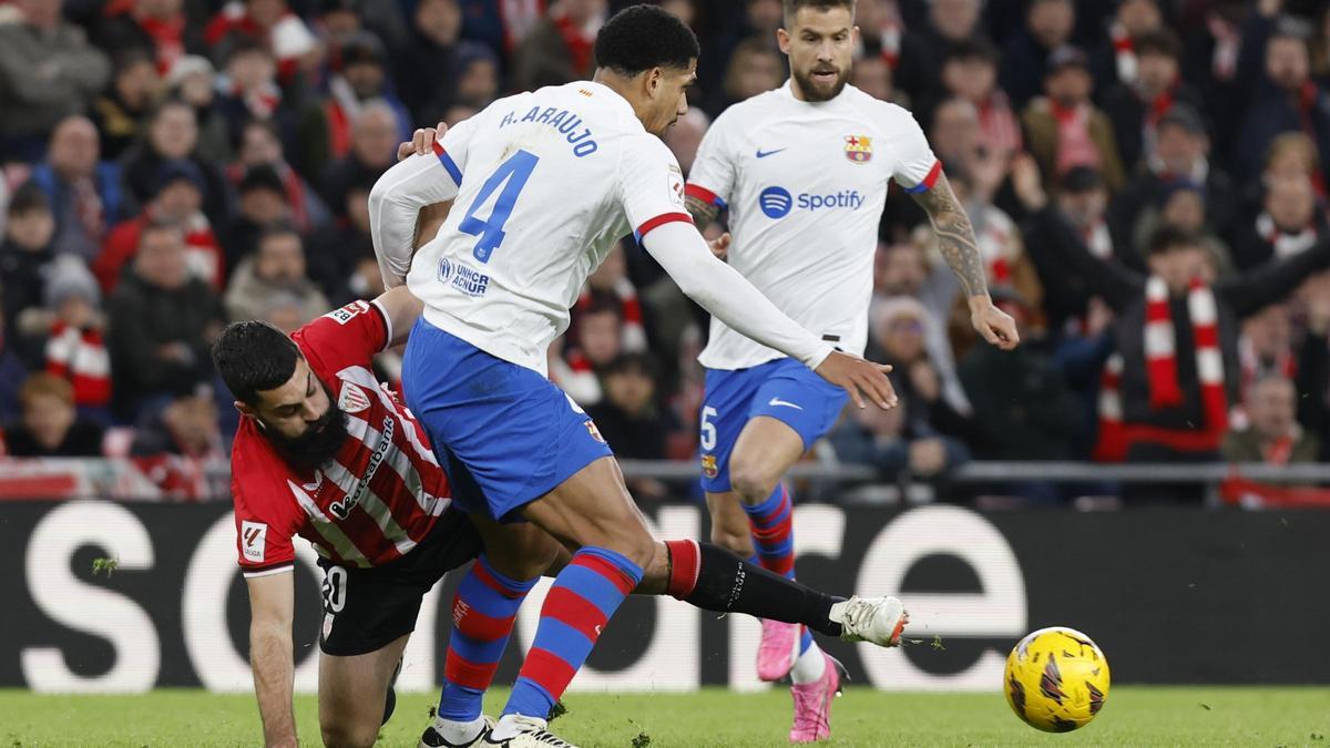 Araujo pugna con Villalibre en presencia de Iñigo en los instantes finales del encuentro.