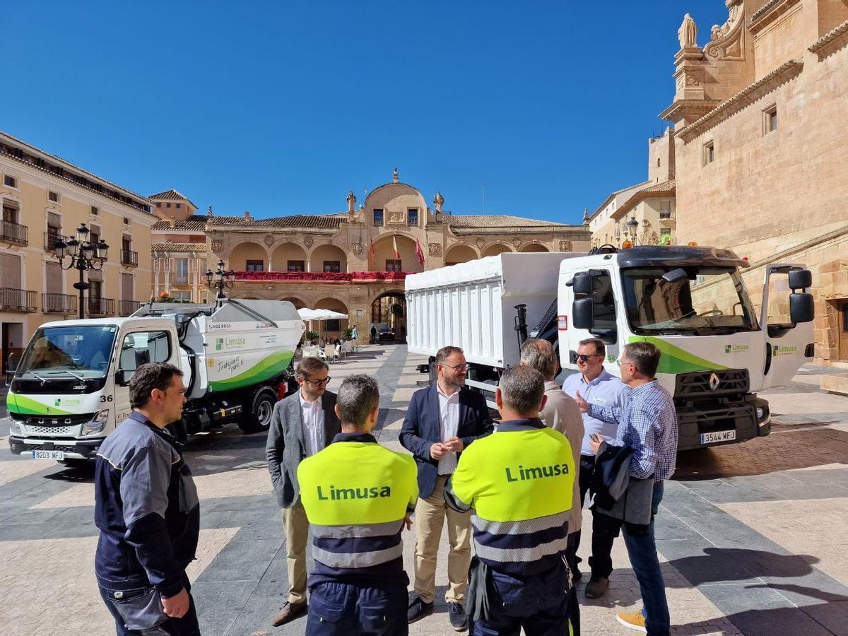 Los nuevos vehículos de la empresa municipal Limusa que se daban a conocer en la Plaza de España, este jueves.