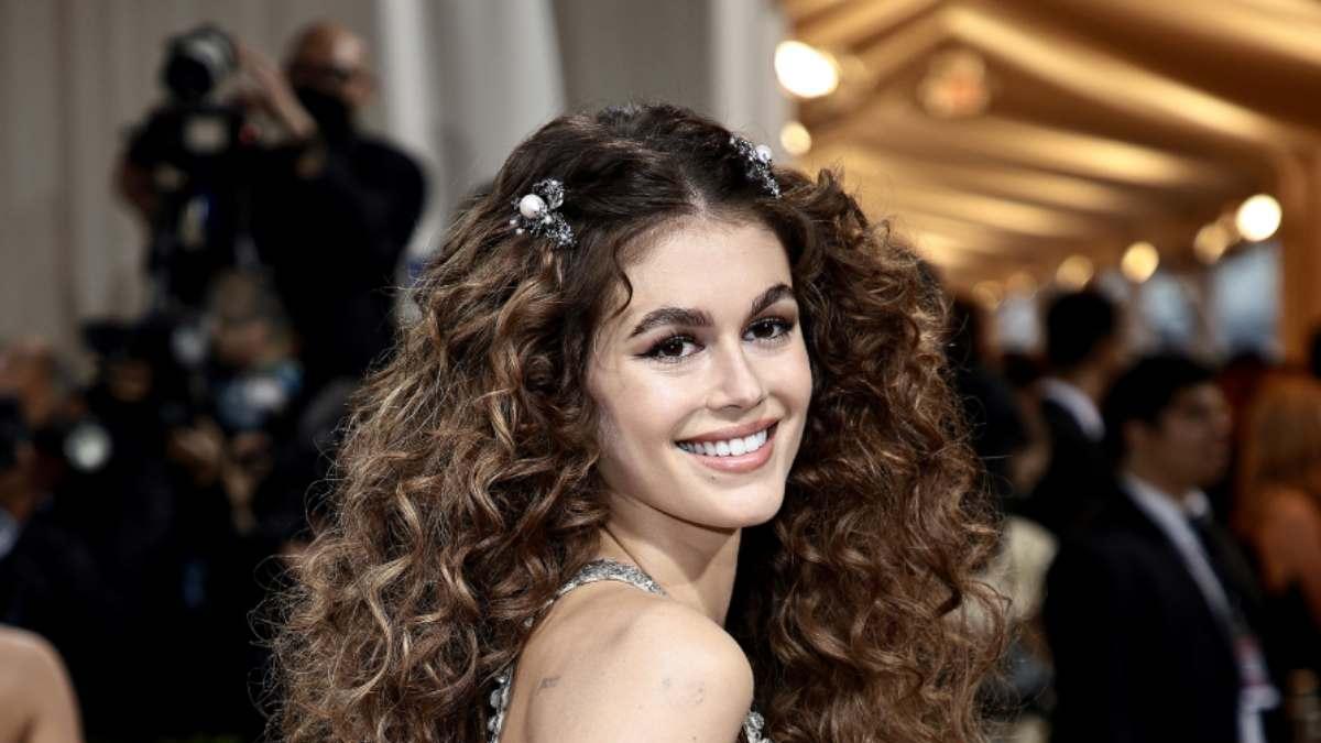 Kaia Gerber, melena prerrafaelita y aberturas para la Gala Met 2022