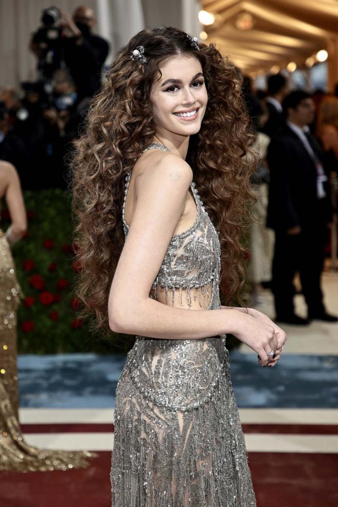 La modelo Kaia Gerber, con un vestido de Alexander McQueen