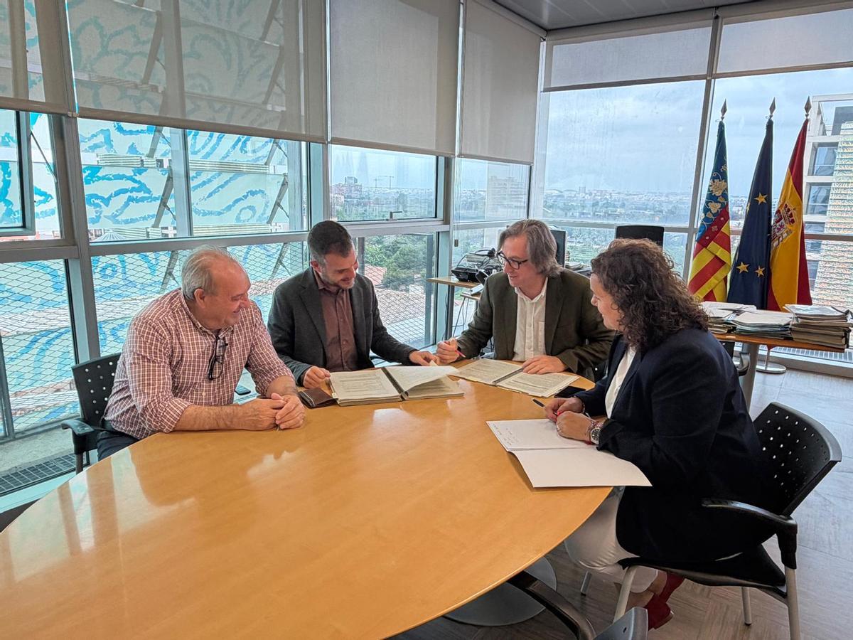 Las autoridades locales se reunen con el director general.