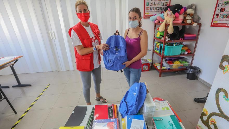 Mar Alejo reparte material escolar tras hacerse voluntaria de Cruz Roja.