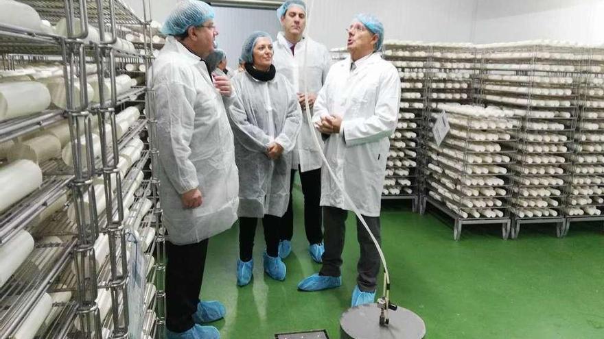 Imagen de la visita de Juan Vicente Herreraa la fábrica de quesos de Santa Cristina.