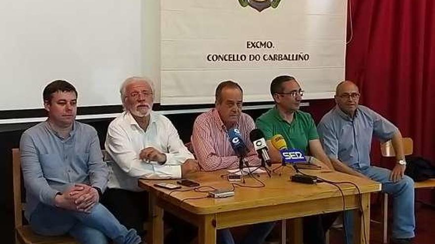 Los grupos políticos de O Carballiño, apoyando el manifiesto.  // A.F.