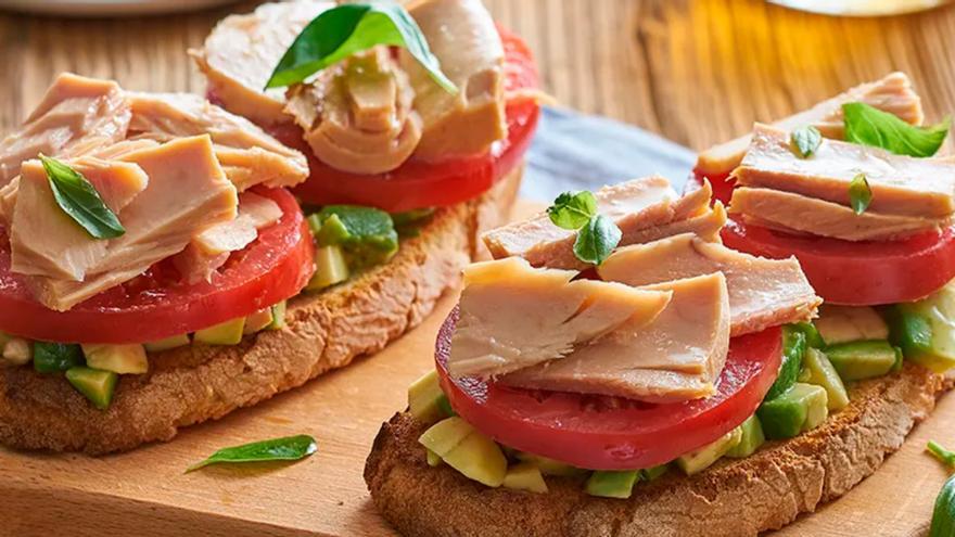 Tosta de tomate, aguacate y bonito del norte Ortiz