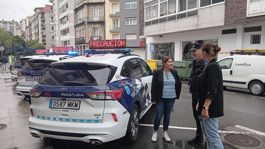 Tania García, Paola María y el jefe policial con los coches.   | // FARO