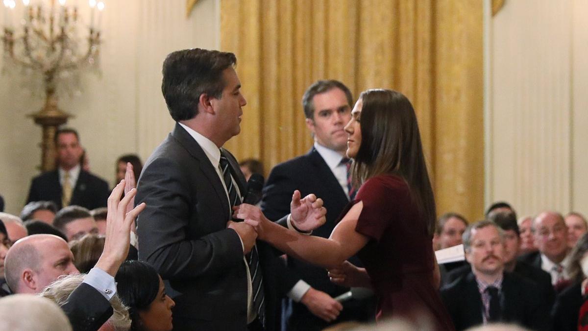 Un trabajador de la Casa Blanca intenta quitarle el micrófono al periodista de la CNN, Jim Acosta