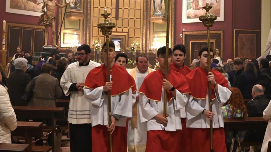 El Cristo Resucitado se reinventa bajo techo para cerrar una lluviosa Semana Santa