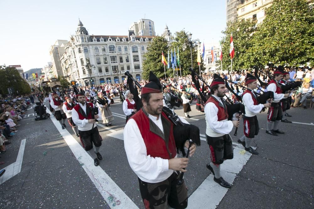 Oviedo celebra el desfile del Día de América en Asturias