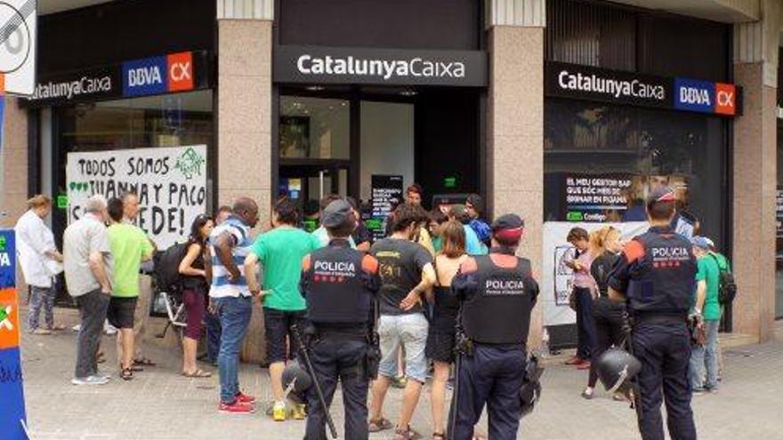 Desallotgen quatre activistes de la PAHC després de més de 10 hores tancats al BBVA