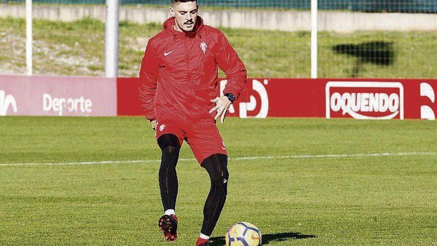 Sergio golpea el balón durante el entrenamiento de ayer.