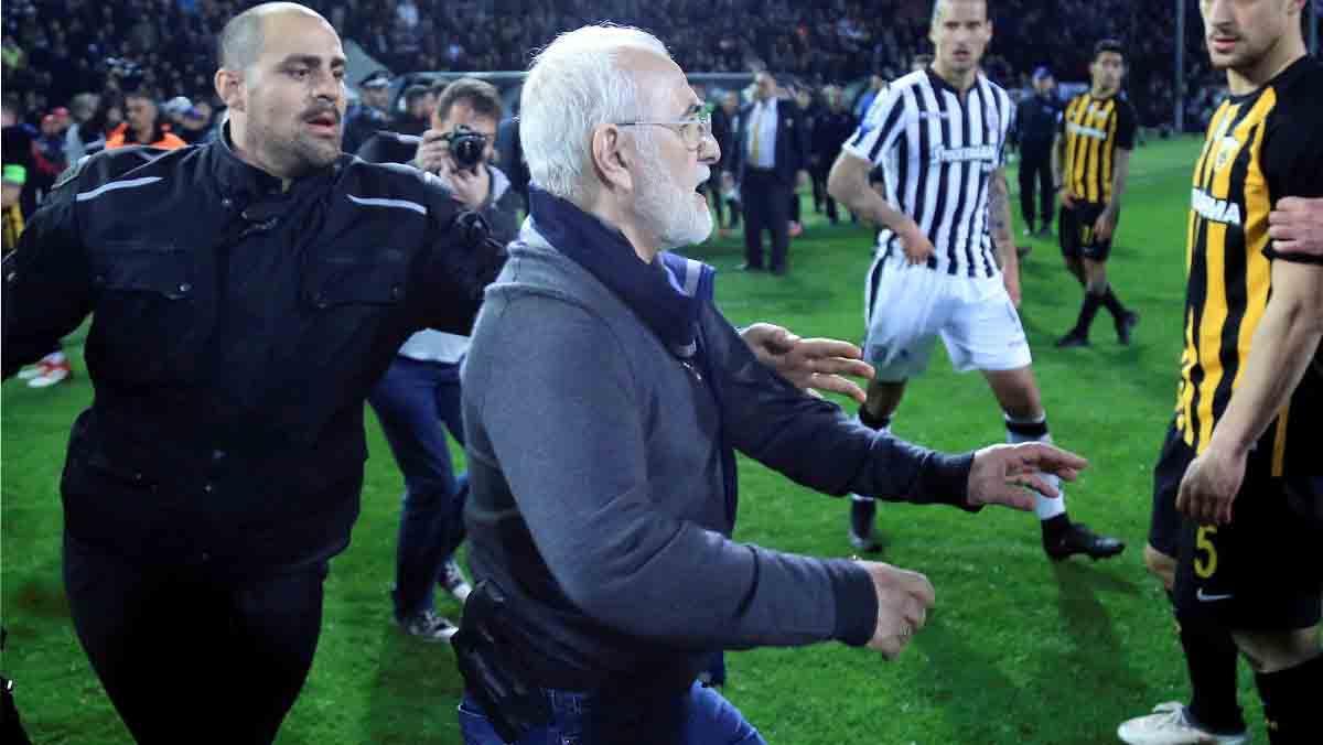 El presidente del PAOK invade el campo para protestar un gol anulado en el 90' con una pistola