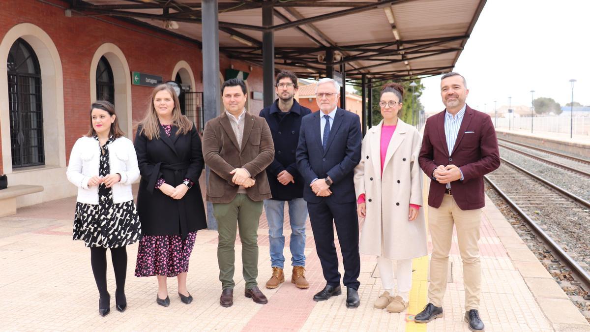 Representantes del PP en la estación de ferrocarril Balsicas-Mar Menor.