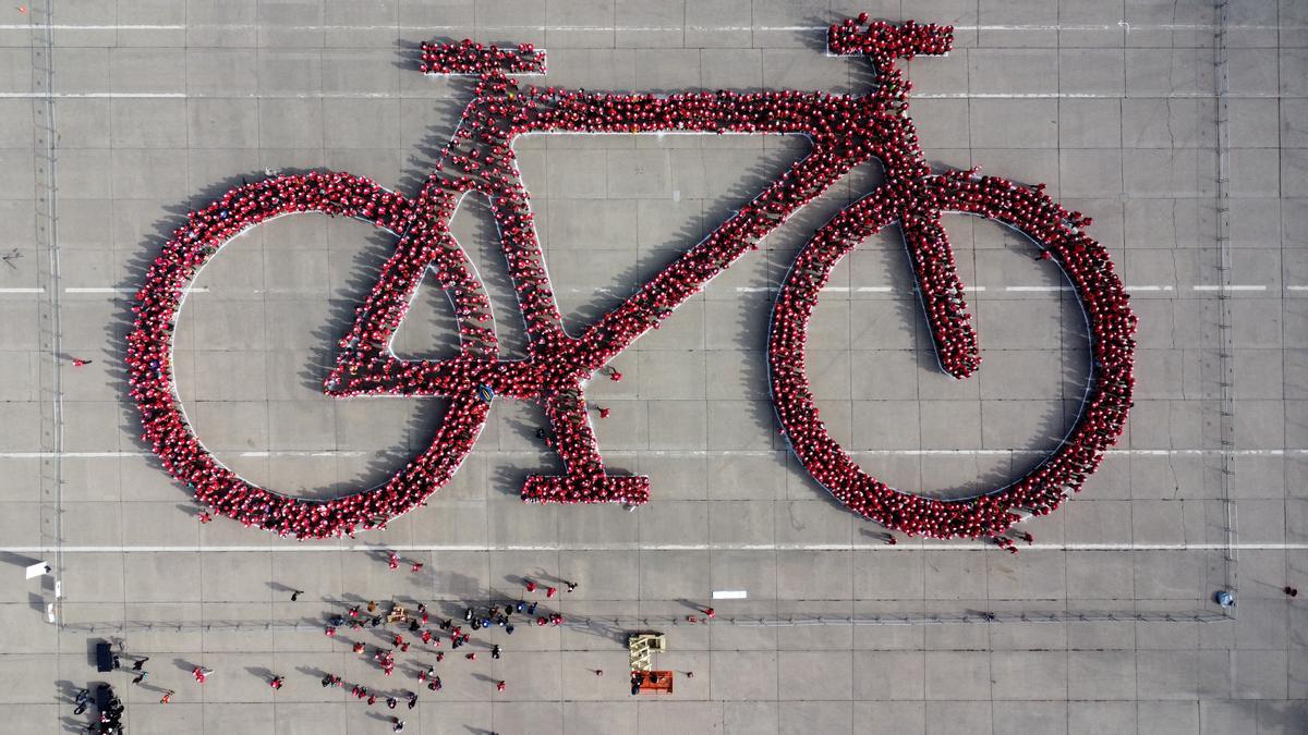 Chile forma la bicicleta humana más grande del mundo