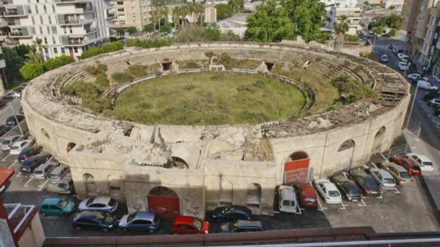 Una imagen de la Plaza de Toros que se ha convertido en una ruina en el centro de la ciudad sujeta a la especulación urbanística.