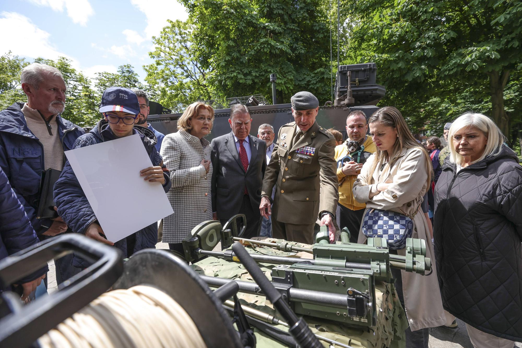 El izado de la bandera y la exposición del Bombé abren los actos del Día de las Fuerzas Armadas en Oviedo.