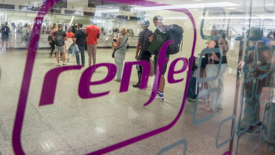 Atención al cliente de Renfe en la estación madrileña de Chamartín.